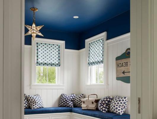 Nautical blue 和 white entryway designed by SLC Interiors